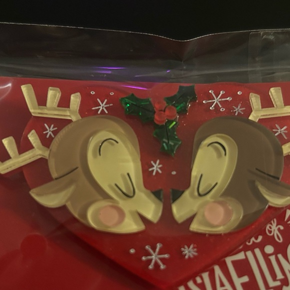 Reindeer Heart Brooch - Picture 3 of 3